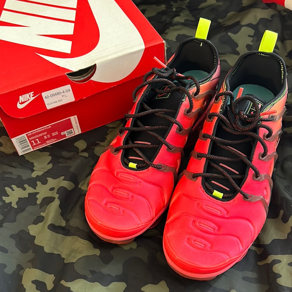 Air VaporMax Plus size 11 Black/Laser Crimson-Volt